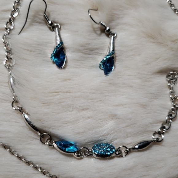 Earing, Necklace, Bracelet Set - Picture 3 of 6